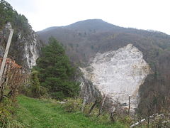 Pobočje Galke s kamnolomom na poti na Boč