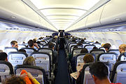 Interior de um Airbus A320, aeronave na configuração 3-3.