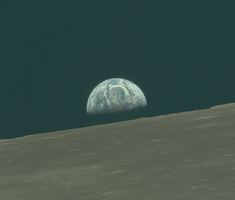 Una vista de la Terra elevant-se sobre l'horitzó lunar fotografiat des del Mòdul Lunar Apollo 10