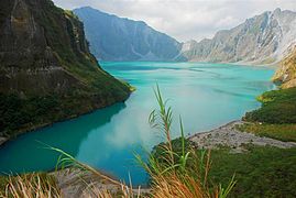 Ti Danaw Pinatubo ket ti kaadaleman iti 800 m (2,600 ft) ken maysa kadagiti kaubingan.