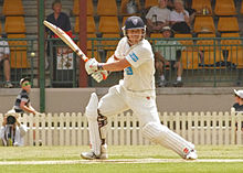 Photographie représentant David Warner en train de batter, prise en 2011.