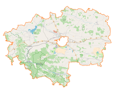 Mapa konturowa powiatu zamojskiego, blisko centrum po lewej na dole znajduje się punkt z opisem „źródło”, natomiast w centrum znajduje się punkt z opisem „ujście”