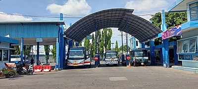 Tampak depan shelter bus antarkota