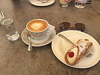 Bữa sáng gồm cappucino và món bánh Cannoli ở Florence