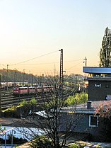 Abgestellte Elektro­lokomotiven im Bahnhof, rechts das Fahr­dienst­leiter­stell­werk Awf