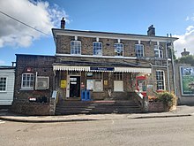 Photograph of the front of Farnham railway station