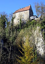 Burg Klusenstein (1353) aan de westoever van de Hönne; eigendom van en als woonruimte verpacht door de exploitant van een kalksteengroeve