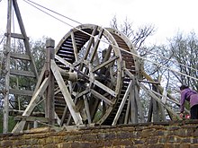 Machine en bois formée d'une roue et une grue