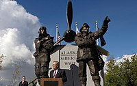 Tượng đài kỷ niệm chương trình Lend-Lease đặt tại Fairbanks, Alaska.