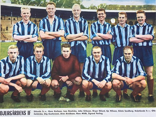 Djurgårdens IF:s mästarlag i allsvenskan 1959. Stående från vänster: Hans Karlsson, Lars Broström, John "Jompa" Eriksson, Birger Eklund, Eje Nilsson, Gösta "Knivsta" Sandberg. Knästående: Olle "Lill-Lappen" Hellström, Stig Gustavsson, Arne Arvidsson, Hasse Mild och Sigge Parling.]