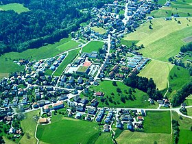 Dorfplatz und Schulareal