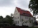 Schule mit Einfriedung und Torhaus