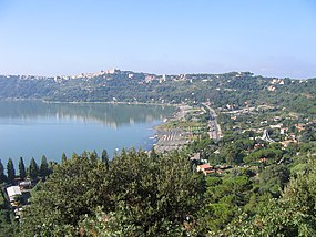 Município de Castel Gandolfo e do lago Albano, na Itália.