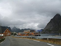 Celé Lofotské souostroví protíná silnice E10, s okolními ostrovy spojuje i Sakrisøy