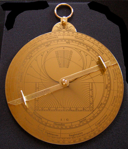 Dos d'astrolabe moderne. Sur le carré des ombres on lit une ombre verse de 4,5 points.