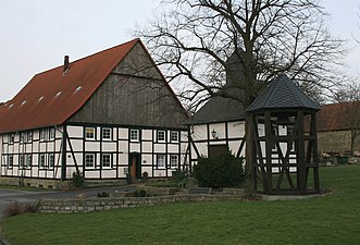 Vakwerkhuis en daarnaast rechts de St. Rochuskapel te Oberense