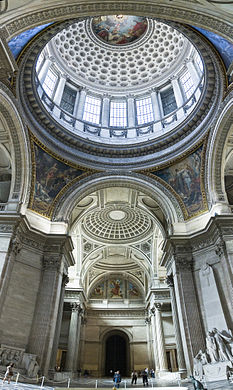 O Panteão de Paris, do século XIX, apresenta uma rotunda.