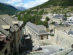 La porte de Pignerol et l'ancien colombier militaire vus depuis la citadelle de Briançon.