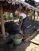 Cleaning turmeric rhizomes with boiling water