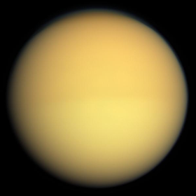 Titan im sichtbaren Licht, aufgenommen aus einer Entfernung von 174.000 km durch die Raumsonde Cassini, 2009