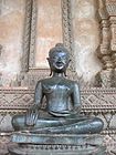 Buda amb les mans en posició bhūmisparsa mudrā, Temple Ho Phra Kaeo, Vientiane, Laos