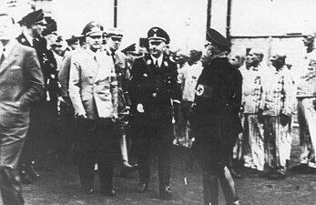 Heinrich Himmler (Reichsführer SS) en visite au camp de Sachsenhausen en 1936.