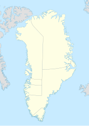 Mapa konturowa Grenlandii, blisko dolnej krawiędzi znajduje się punkt z opisem „Qaqortoq”