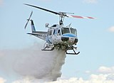 Een Bell 205 van de brandweer van Kern County in Californië tijdens een oefening op Mojave Spaceport