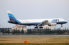 DC-8 à l'atterrissage. Livrée : blanc et trois tons de bleu. La plupart des hublots ont été supprimés.