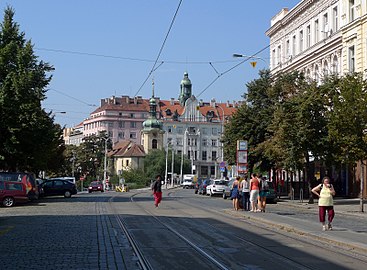 Der Hauptplatz, Vršovické náměstí, mit der Nikolauskirche im Hintergrund