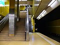 Treppe und dahinter die Rolltreppe auf der Bahnsteigebene