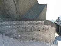 Tekst Zij hielden koers op monument De Boeg (1957/1965), Rotterdam