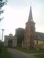 L'église devant l'entrée du château.