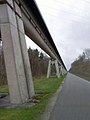 Trasse des Transrapid im Emsland mit begleitender Straße