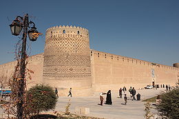 تصویر ارگ کریم خان، محل اقامت خانواده سلطنتی دودمان زند بود، که آغا محمد خان، بیشتر وقت خود را در طول اسارت خود در آن می‌گذراند.