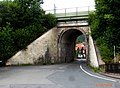 Der ortsbildprägende Bahndamm mit seinem monumentalen Bogendurchlass; Blick nach Norden herunter ins Altdorf