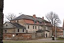 Gutsanlage, bestehend aus Gutshaus (Nr. 36), Wirtschaftsgebäude (Nr. 35), Brennerei (Nr. 43b) und Parkmauer