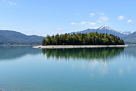 Längsansicht mit dem Estergebirge im Hintergrund