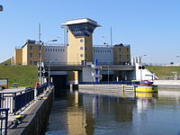 Leitwerk mit Scheuerleisten an Schleuseneinfahrt