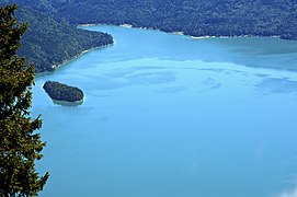 Schrägluftbild des Walchensees mit der Insel und der Niedernacher Bucht