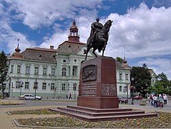 Primăria şi monument al regelui Petru I al Serbiei