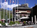 L'hostellerie-café des guides du Cervin, avec la statue dédiée au guide breuilliençois Pierre Pession.