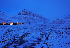 Xarakterik qütb gecəsində mavi alatoranlıq, Longyearbyen, Svalbard, Norveç, 78 ° şimal enliyi.