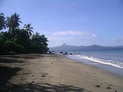 La plage « Tahiti Plage » est située sur la commune.