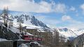 Un train du chemin de fer du Montenvers passant devant l'hôtel et le Grand Hôtel du Montenvers.