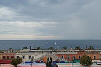 Vue depuis le balcon avec le cours Saleya au premier plan.