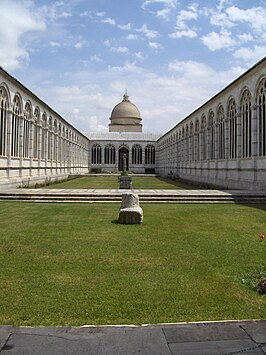 Grasveld binnenin Camposanto met heilige aarde