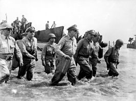 Generaal Douglas MacArthur die landt op de stranden van Leyte