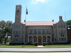 Old Hendry County Courthouse (2010). Das Courthouse wurde 1926 im Stile des Mediterranean Revival („wiederbelebte Mittelmeer-Architektur“) errichtet. Im November 1990 wurde es als erstes Objekt im Hendry County in das NRHP eingetragen.[1]