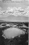 Maqueta del Lago de Amatitlán en el antiguo parque zoológico «La Aurora» en la Ciudad de Guatemala. Foto de la década de 1920.